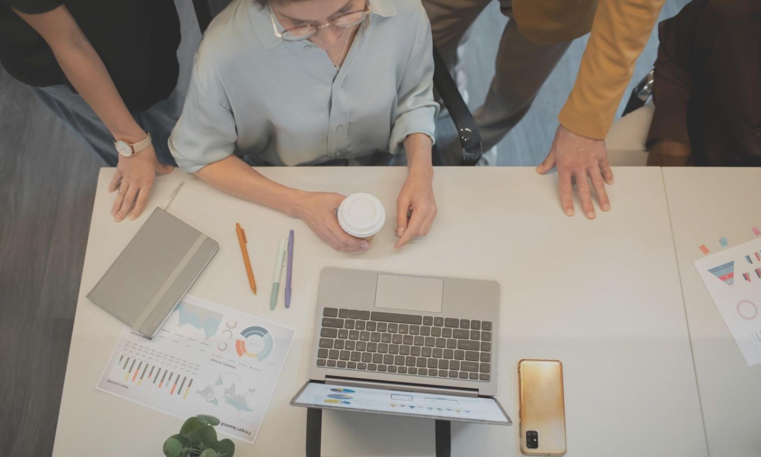 Session de formation en petit groupe avec analyse de données financières